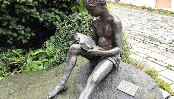 Kristian leser/Gift of life av Bruce Naigles (2005) - Moss Kristian leser/Gift of life av Bruce Naigles (2005) - Moss