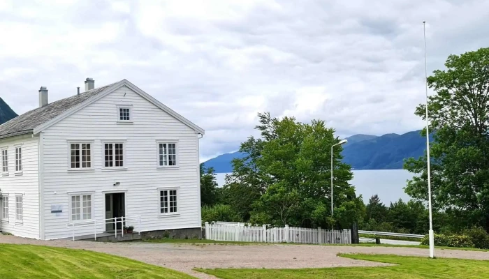 Nesset Prestegard -  Telefon - Eidsvåg I Romsdal