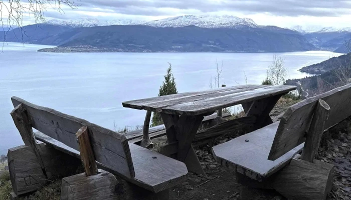 Orrabenken -  Kampanje - Balestrand