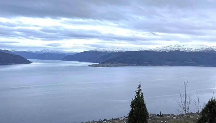 Orrabenken -  Nær Meg - Balestrand