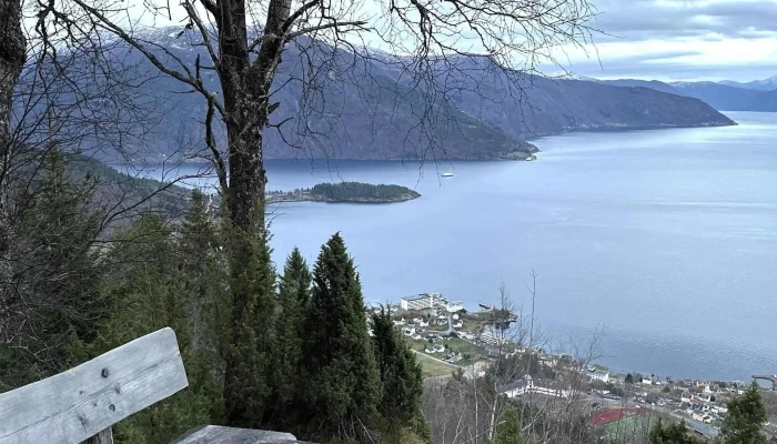 Orrabenken -  Videoer - Balestrand